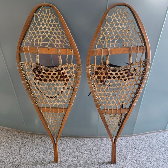 Wood and Rawhide Vintage Traditional Huron Snowshoes 43" x13.5", made in Canada - Picture 2 of 16